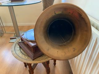 Gramófono antiguo madera y latón