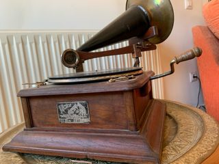 Gramófono antiguo madera y latón