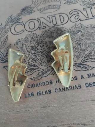 Pendientes vintage dorados y multicolor