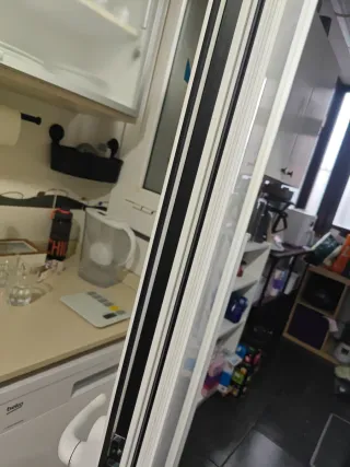 Puerta aluminio blanco con gatera