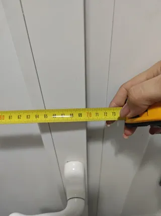 Puerta aluminio blanco con gatera