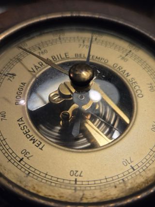 Timone con Barometro Antico