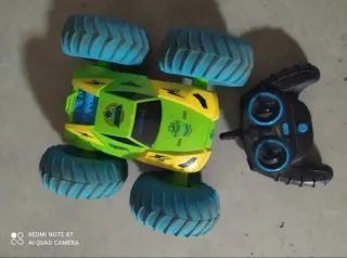 Coche teledirigido verde y amarillo