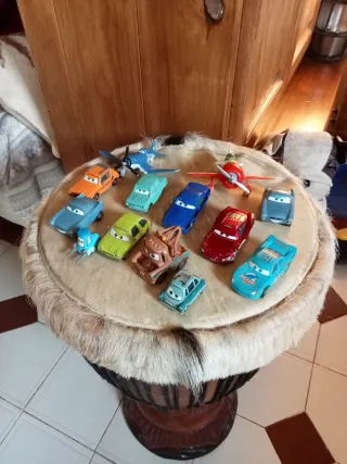 Lote de coches y dos aviones de juguete