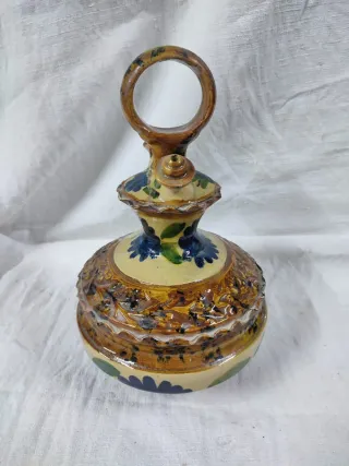 Botijo antiguo de cerámica decorado