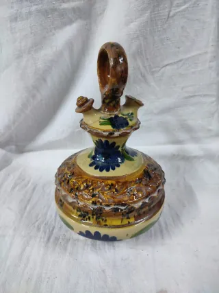 Botijo antiguo de cerámica decorado