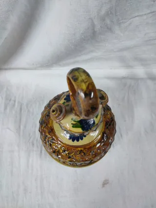 Botijo antiguo de cerámica decorado