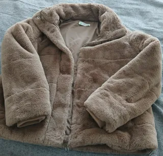 Abrigo pelo beige/marrón