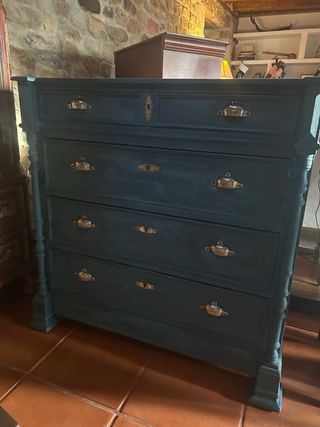 Cómoda azul con detalles dorados 1.15x1.15x0.55