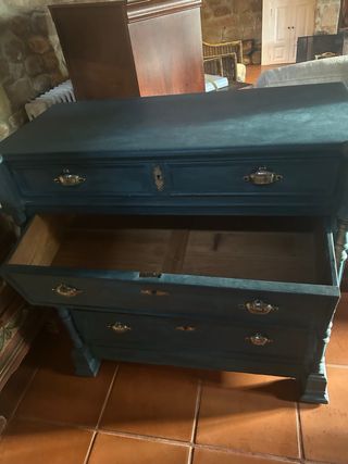 Cómoda azul con detalles dorados 1.15x1.15x0.55