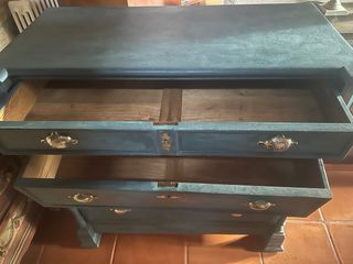 Cómoda azul con detalles dorados 1.15x1.15x0.55