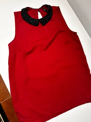 Blusa roja cuello bebé con pedrería