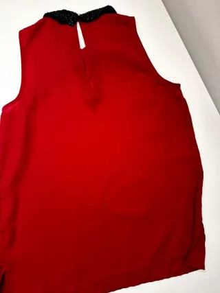 Blusa roja cuello bebé con pedrería
