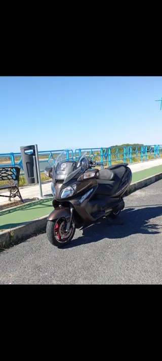 Suzuki Burgman 650 Scooter Marrón,vendo o cambio.