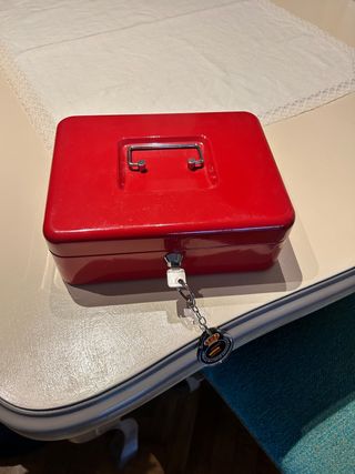 Caja de caudales roja metálica con llave
