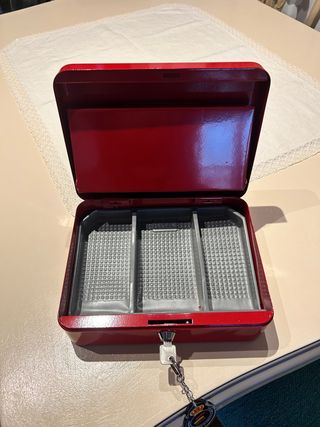 Caja de caudales roja metálica con llave