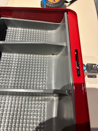Caja de caudales roja metálica con llave