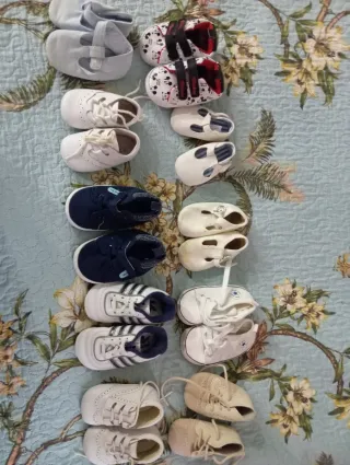 Consegna di scarpe per neonati blu e bianche