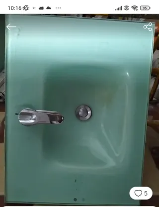 Lavabo de cristal verde con grifo