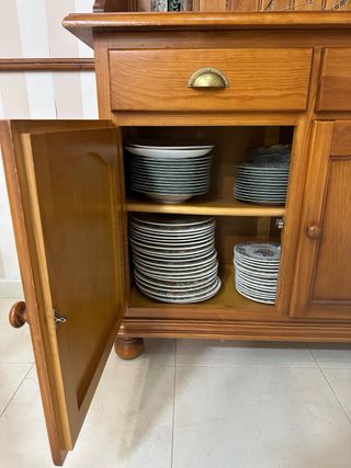 Alacena de madera y cristal