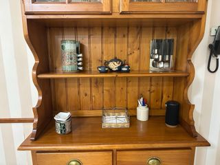 Alacena de madera y cristal