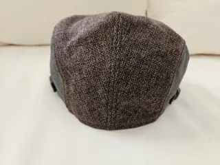 Berretto a becco d'oca marrone e grigio