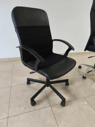 Silla de oficina ergonómica negra
