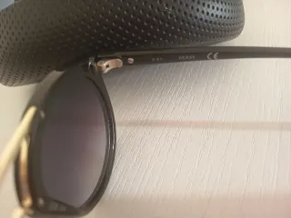 Gafas Guess Negras y Doradas