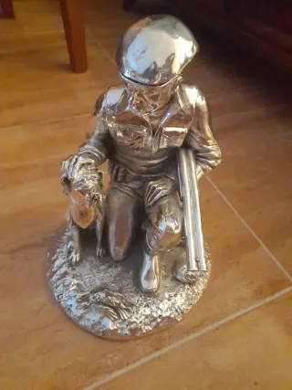 Figura militar cazador perro metal plata