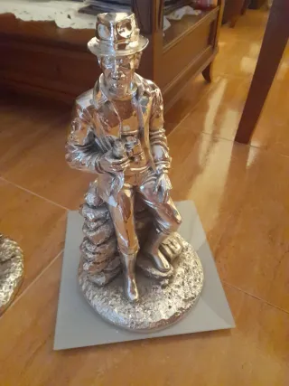 Figura de metal plateada