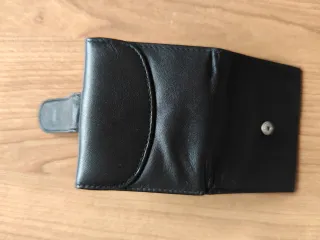 Cartera de cuero negra pequeña