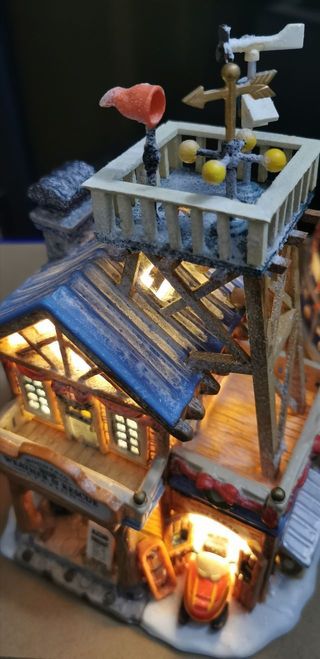 LEMAX Casa Porcelana iluminada en su caja original