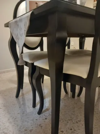 Mesa de comedor con cristal.