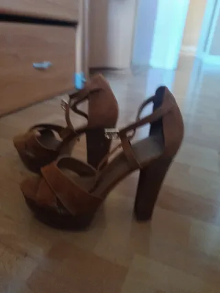 Tacones de plataforma marrones