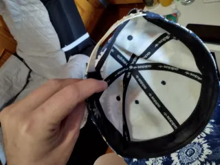 Gorra Adidas floral azul y blanco