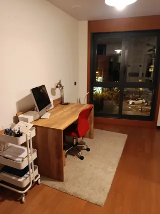 Escritorio de madera y silla roja