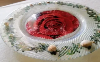 Piatto decorativo con rosa rossa e conchiglie