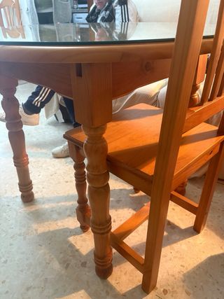 Mesa redonda provenzal madera y cristal y 4 sillas