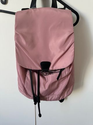 Mochila rosa con etiqueta