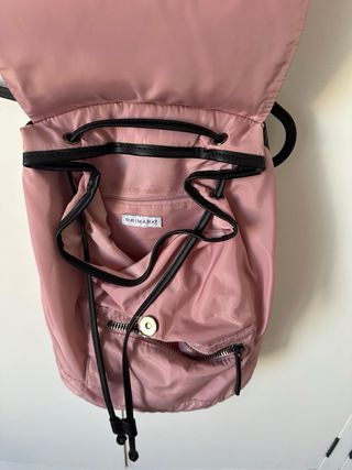 Mochila rosa con etiqueta