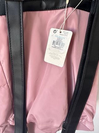 Mochila rosa con etiqueta