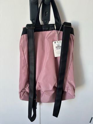 Mochila rosa con etiqueta