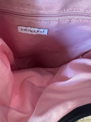 Mochila rosa con etiqueta