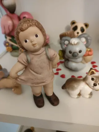 Statuina bambina Goebel con cartella