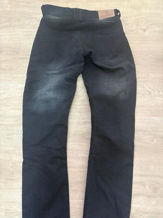 Jeans negros con protecciones para moto