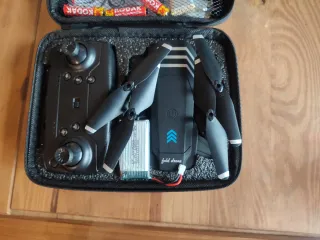 Dron plegable negro con mando y 3 baterías