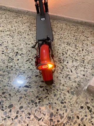 Patinete Eléctrico Xiaomi M365 negro y rojo.