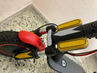 Patinete Eléctrico Xiaomi M365 negro y rojo.