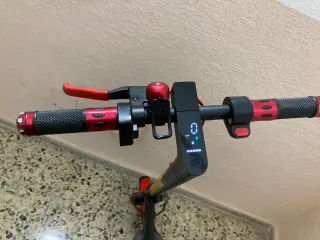 Patinete Eléctrico Xiaomi M365 negro y rojo.