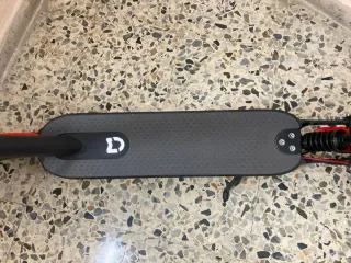 Patinete Eléctrico Xiaomi M365 negro y rojo.